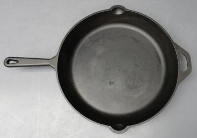 Amazon Basics 15'' Cast Iron Deep Double Spout Skillet Fry Pan