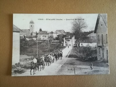 387 AK Etalans Doubs Quartier die Kirche Pferde und Reiter um 1910 belebt