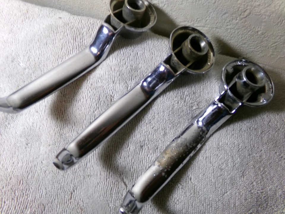 Juego de 5 bielas de ventana y 3 manijas de puerta Mopar #'s 2299927 y 2299973 Foto 2 de 4