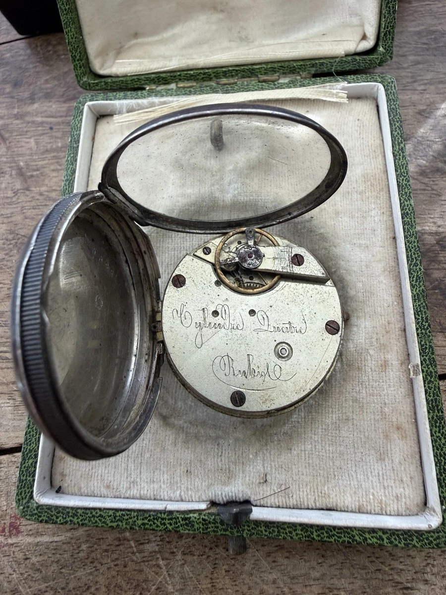 Horloge De Table Néo-gothique Italienne En Argent Du XXe Siècle Moulage Et Ciseau De Bois