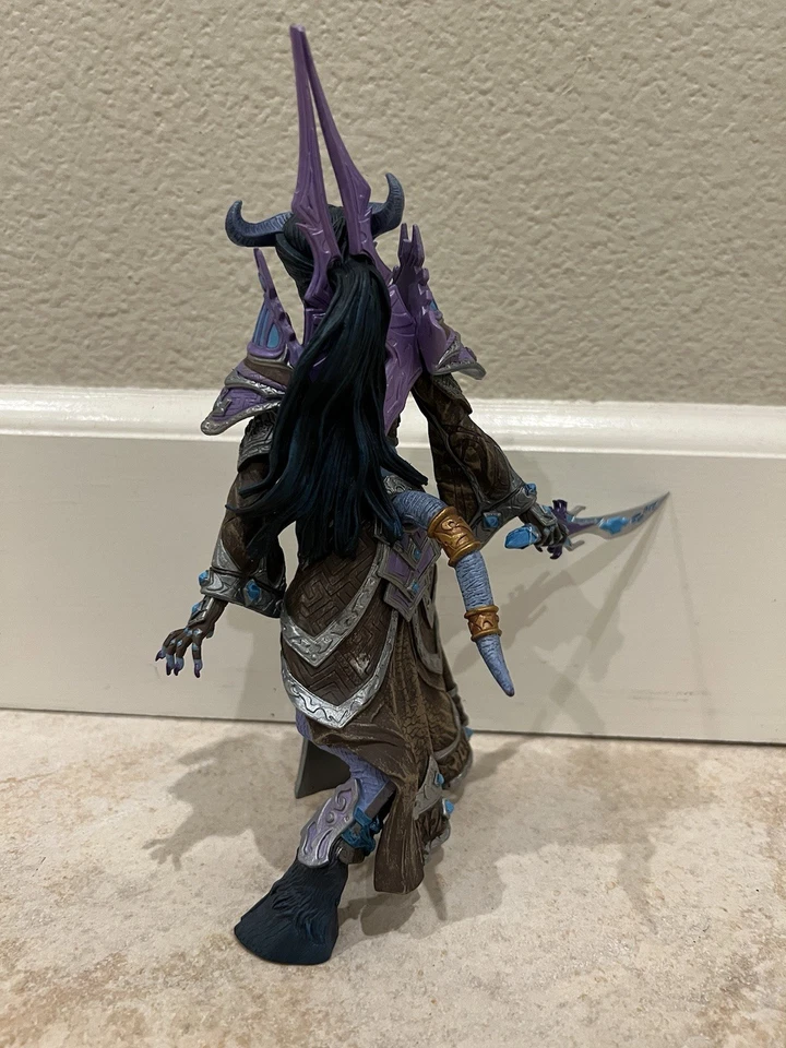 Figura de acción DC Direct World of Warcraft Serie 3 Draenei Mage Tamuura Foto 2 de 2