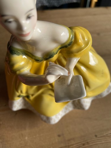 2X ROYAL DOULTON FIGURINES 'THE LAST WALTZ' HN2315 AND 'PATRICIA' HN3365 - Picture 11 of 15