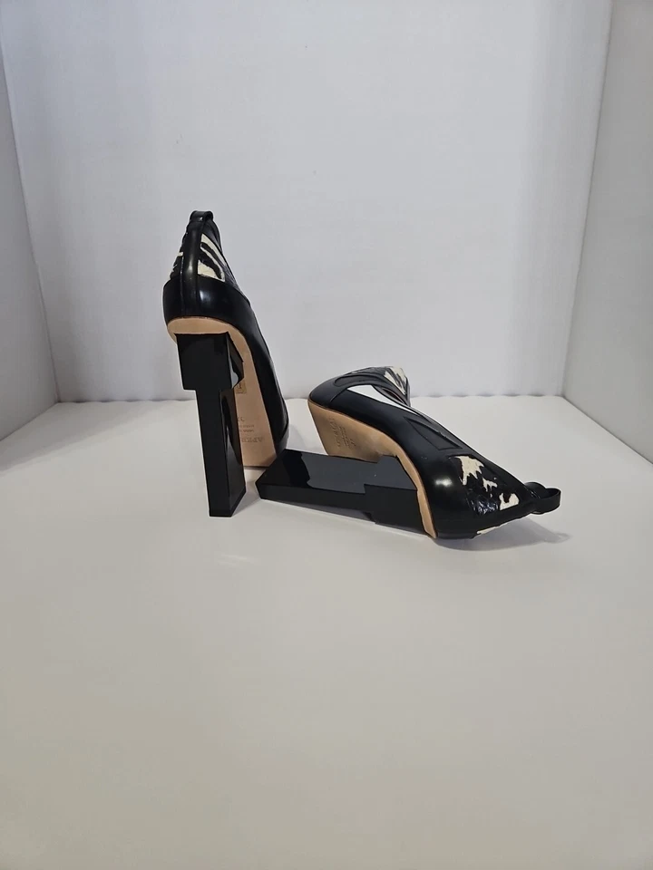 Zapatos de salón Aperlai Paris de plataforma en blanco y negro con tacones estructurales únicos Foto 3 de 4