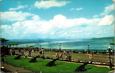 Promeneuts Sur La Terrasse Dufferin Terrace Quebec Canada Postcard UNP VTG