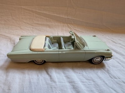 1961 FORD GALAXY SUNLINER CONVERTIBLE. HT 1/25 scale PROMO BY AMT-MET.GREEN