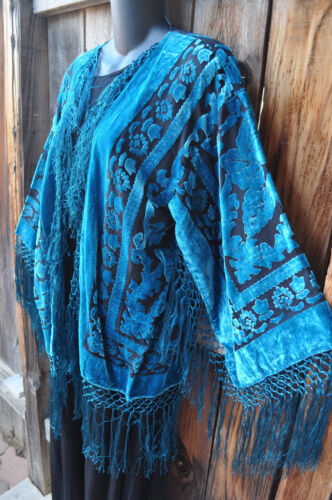 GIACCA KIMONO CORTA CON FRANGE BURNOUT IN VELLUTO DI SETA NERO E VERDE ACQUA ART TO WEAR, OS! - Foto 2 di 4