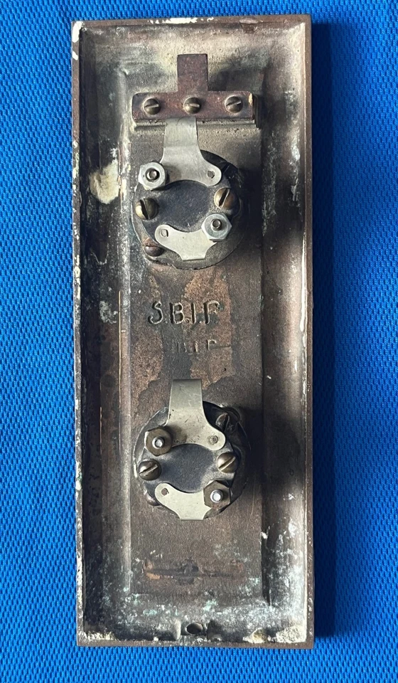 Placa de pared de botón de ascensor antiguo de bronce de los años 20-30 con interruptores Foto 3 de 4