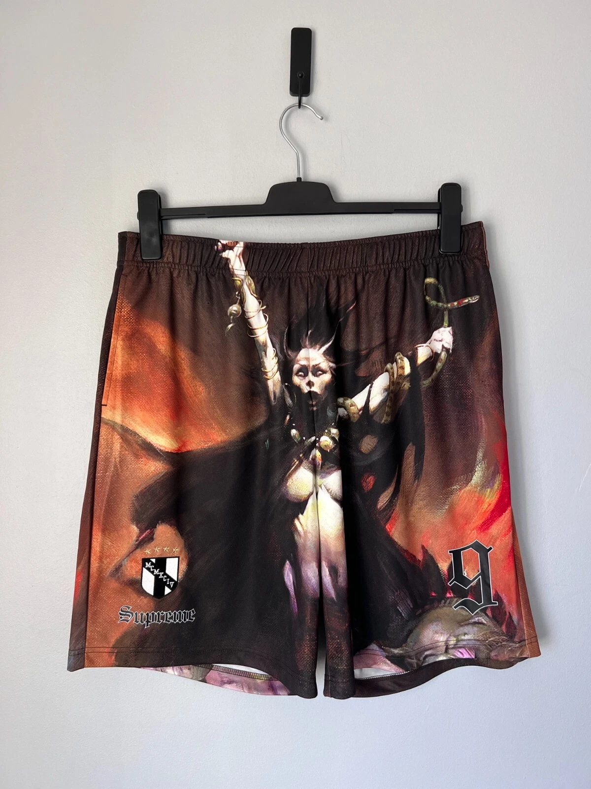 Short de foot Supreme Frank Frazetta femme avec faux   Taille L   NEUF