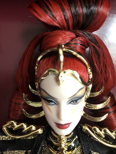 Muñeca Barbie Constelaciones Reina Diosa del Espacio y Vestido Metálico Dorado y Corona - Imagen 4 de 12