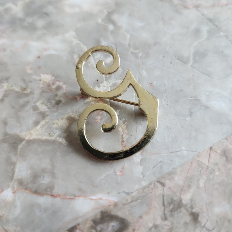 Contemporary Gold Tone Pin Brooch Scroll Letter G 1.75"H x 1"W