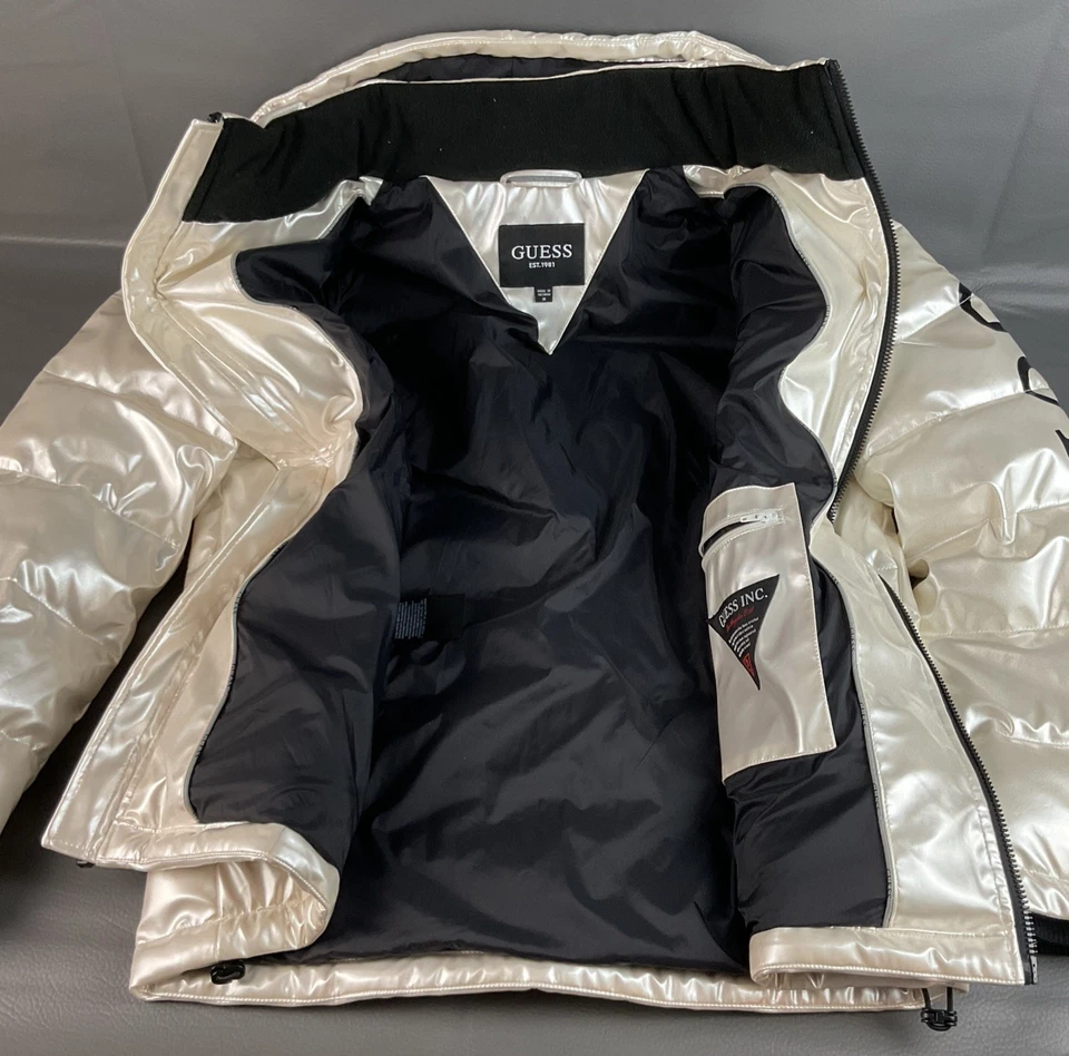 Chaqueta acolchada con capucha holográfica Guess para hombre M usada Foto 3 de 4