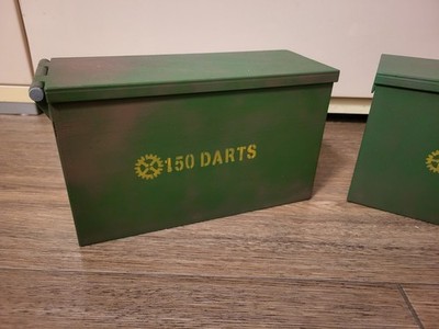 Zwei grüne Nerf-Dartboxen mit Pfeilen