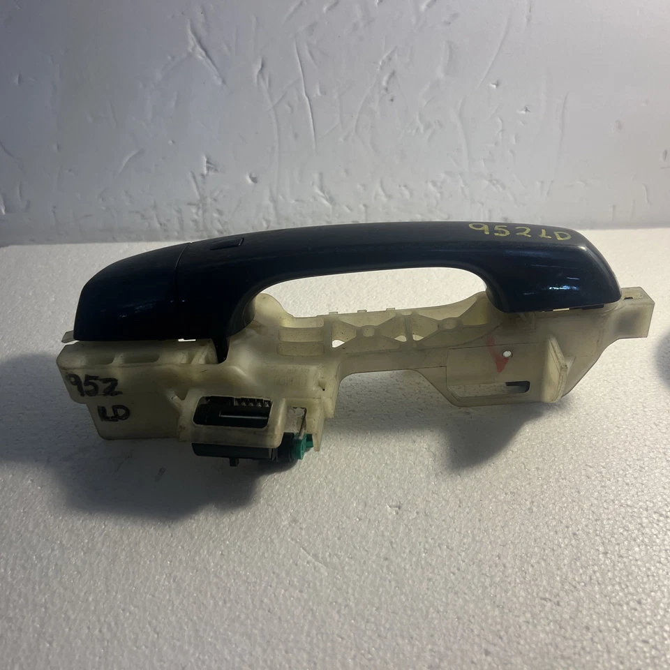 20-25 HYUNDAI VENUE FRONT LEFT SIDE EXTERIOR DOOR HANDLE BLUE SMART KEY USED OEM - Image 2 of 4