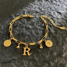 Pulsera Moneda Reina Chapada en Oro Acero Inoxidable Letra Dije Cadena Campana Mujer