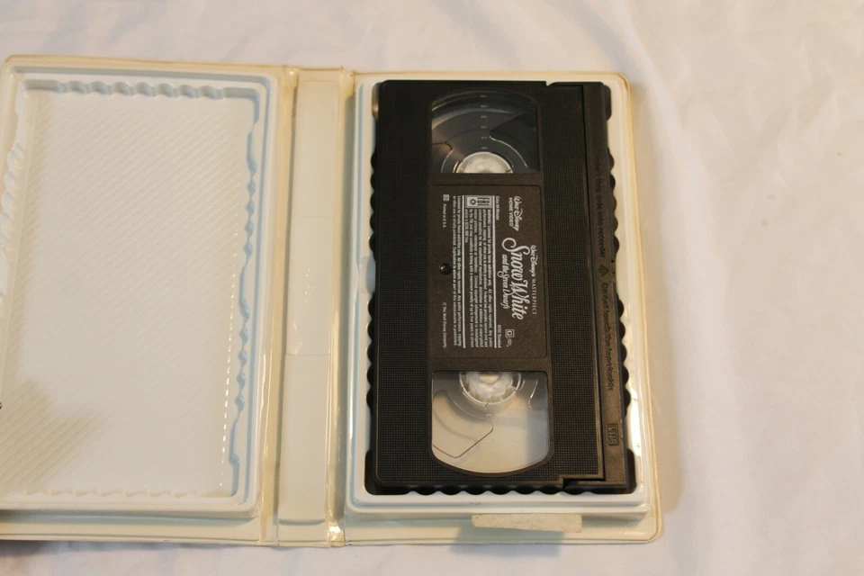 Walt Disney's Snow White and the Seven Dwarfs Masterpiece VHS 1524 Clamshell - Image 3 of 4
