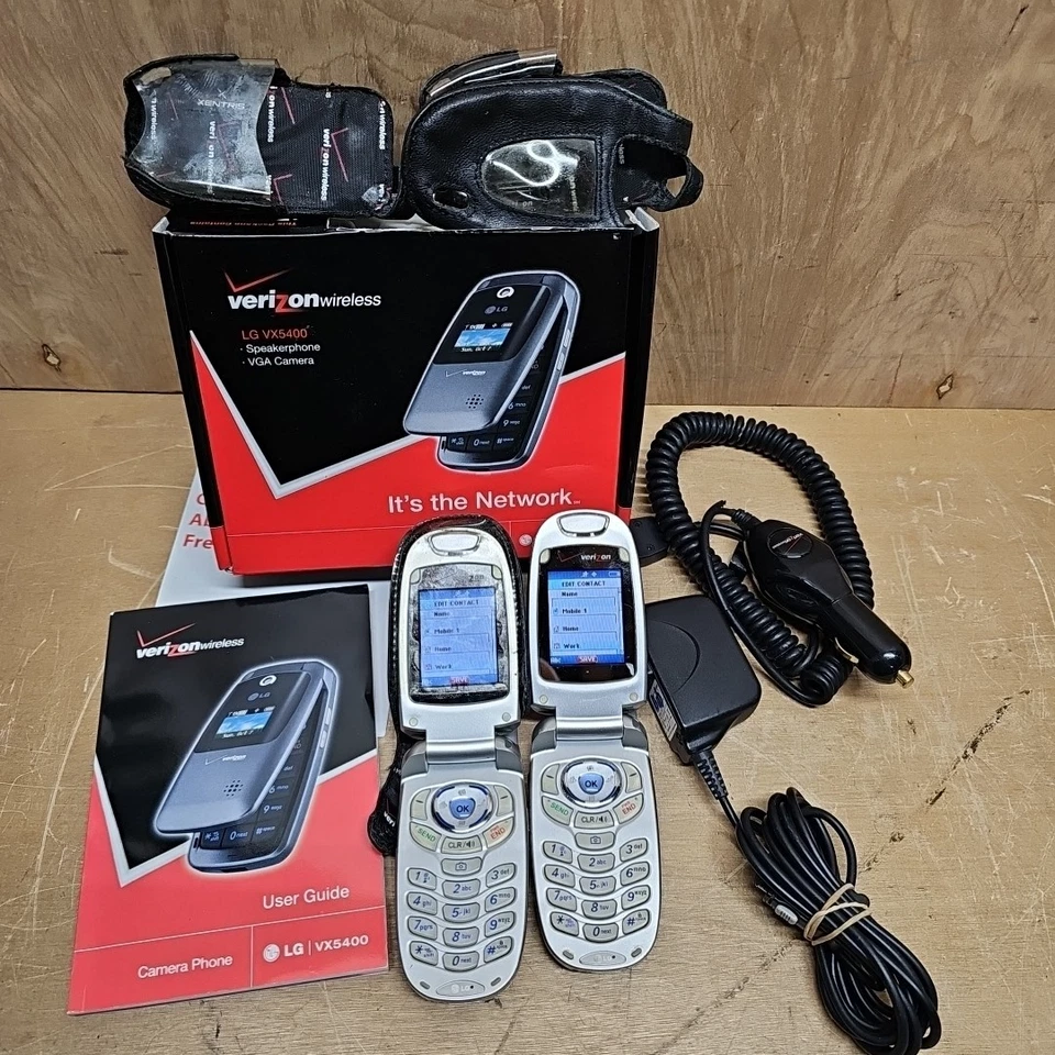 2 Verizon Wireless LG VX5400  & 5200 Flip Phones Both Power On W/Chargers  - Image 2 of 4