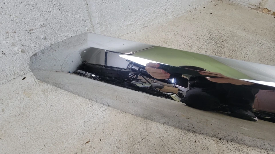 2007 - 2014 LINCOLN NAVIGATOR OEM CHROME FRONT UPPER HOOD TRIM BEZEL - Image 2 of 4