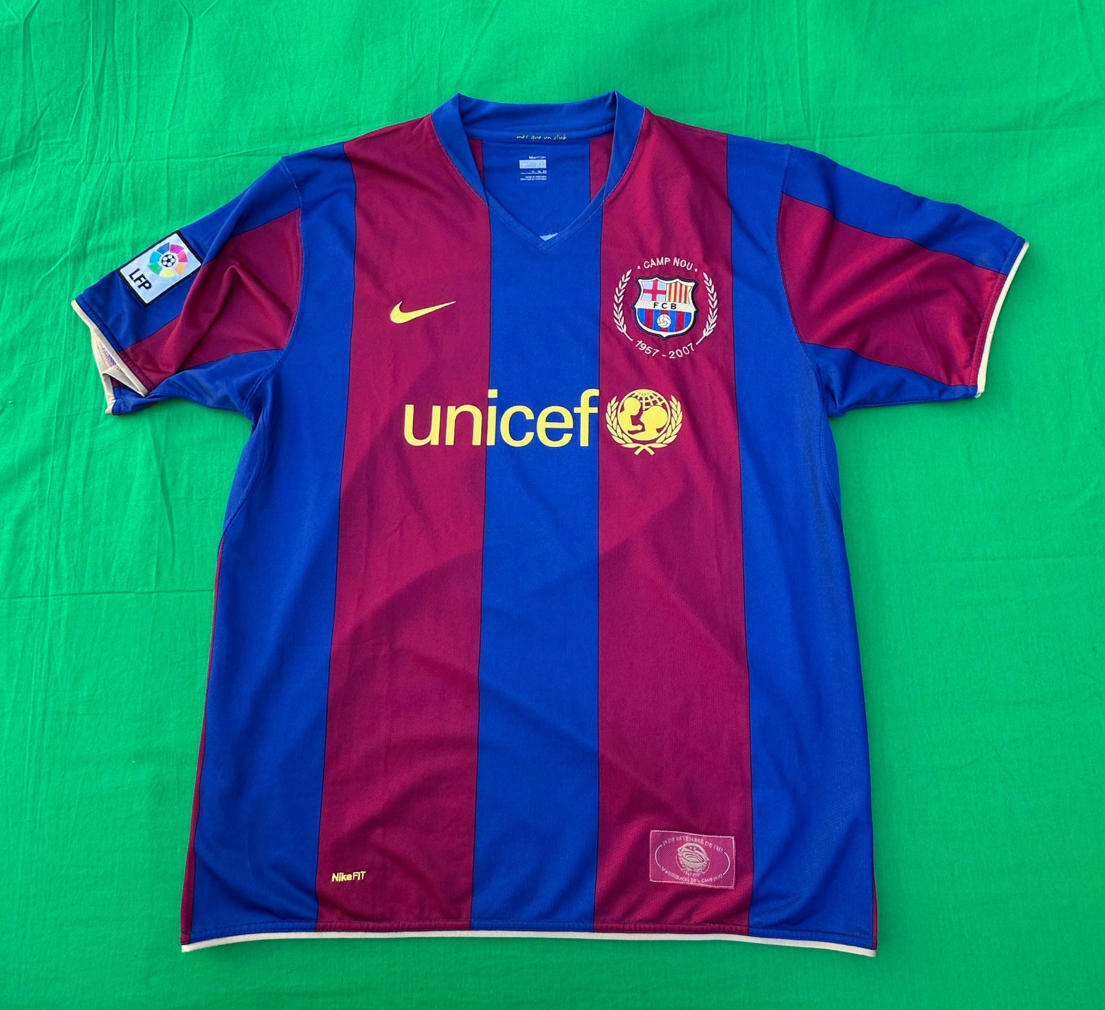 Vintage Nike FC Barcelona Ronaldinho #10 Jersey Size XL.