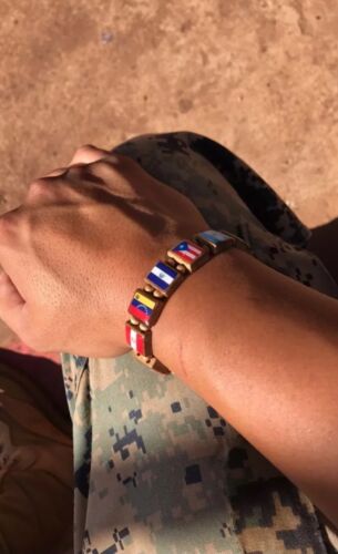 NEW Multi-Flag wooden bracelet. Elastic W/Bright colorful flags. - Afbeelding 1 van 7
