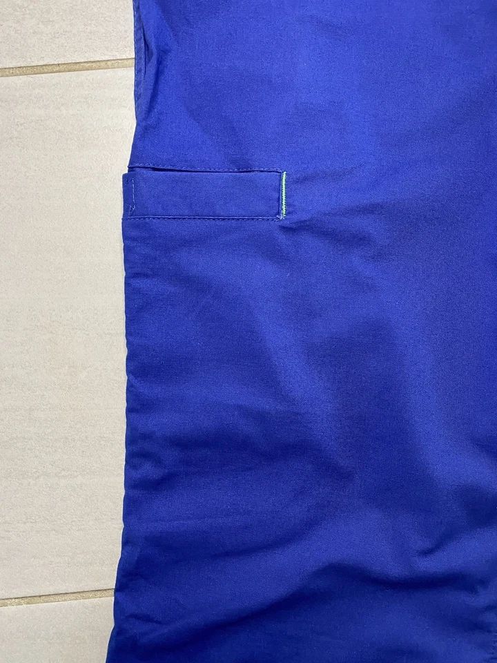 Conjunto Médico Iguana Med Mujer Azul Top Mediano y Pantalones Pequeños Foto 3 de 4