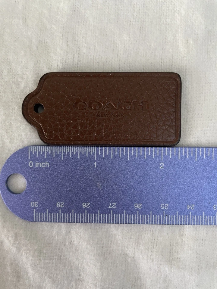 COACH Bolso Llavero Cuero Marrón Dije Llavero 2” Etiqueta Colgante con Cadena Dorada Foto 4 de 4