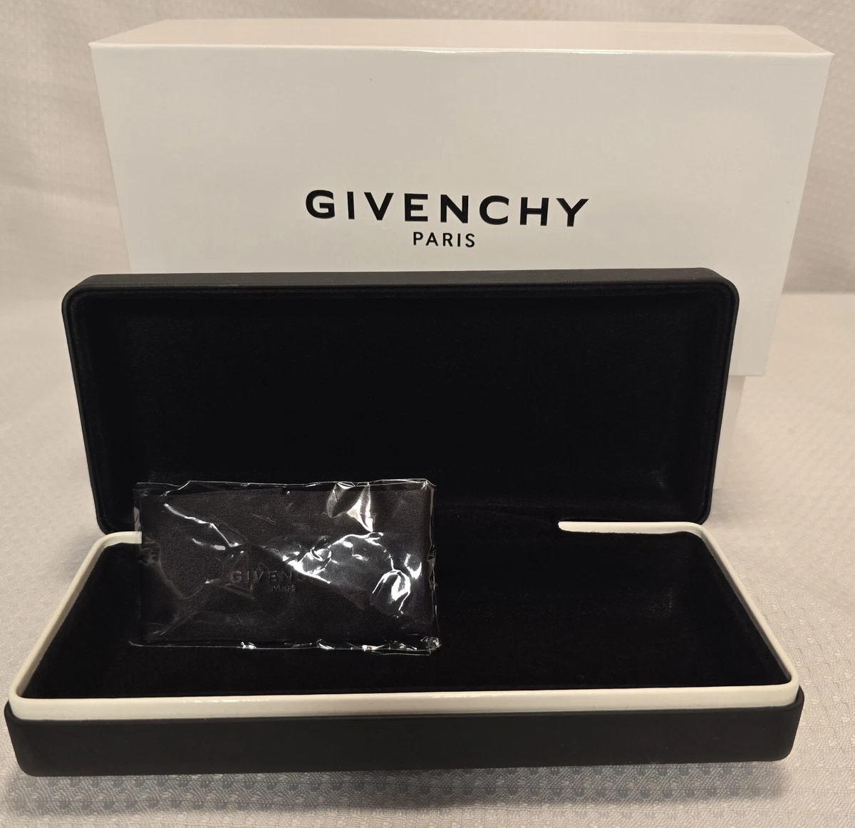 Givenchy Puffer Pouch Sunglasses Case and Lens Cleaning Cloth, Drawstring Cord Calabria Micro-Fiber Drawstring Eyeglass/Sunglass Case Pouch  main image 2