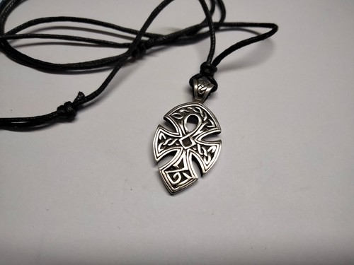 Ethniques - Bijou pendentif croix en métal plein + email celte ou