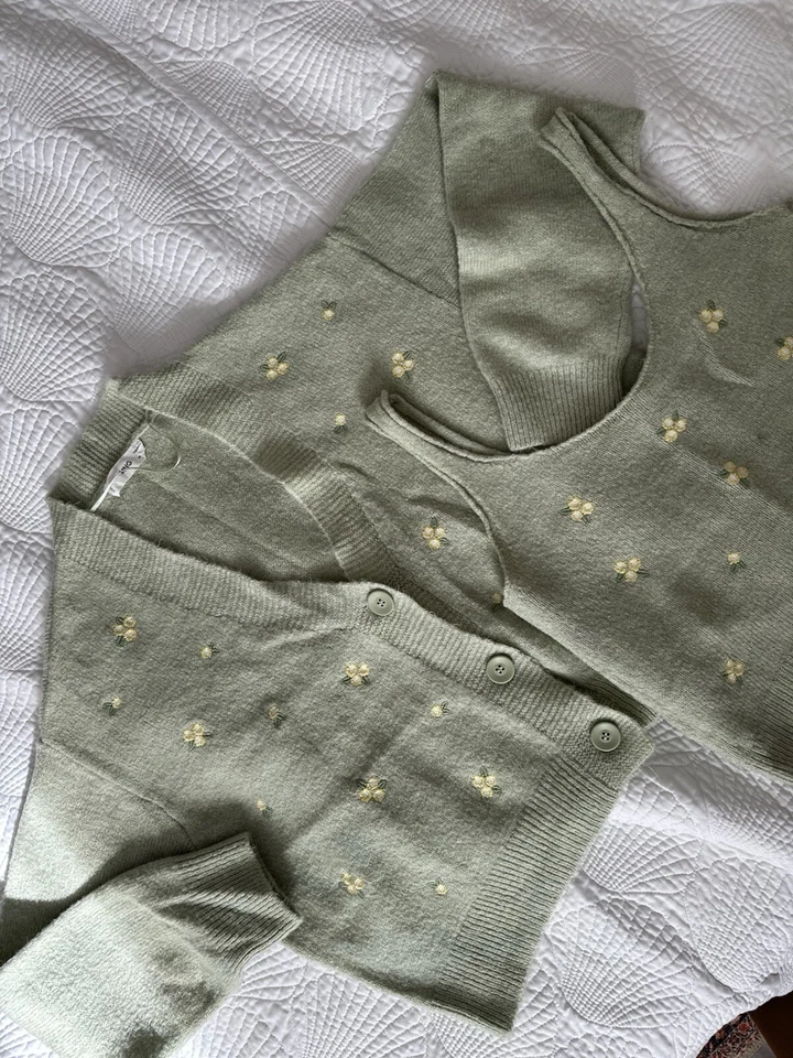Cárdigan Bordado Flores Mango Talla M Como Nuevo, Verde Claro, Juego de 2 Piezas Foto 4 de 4