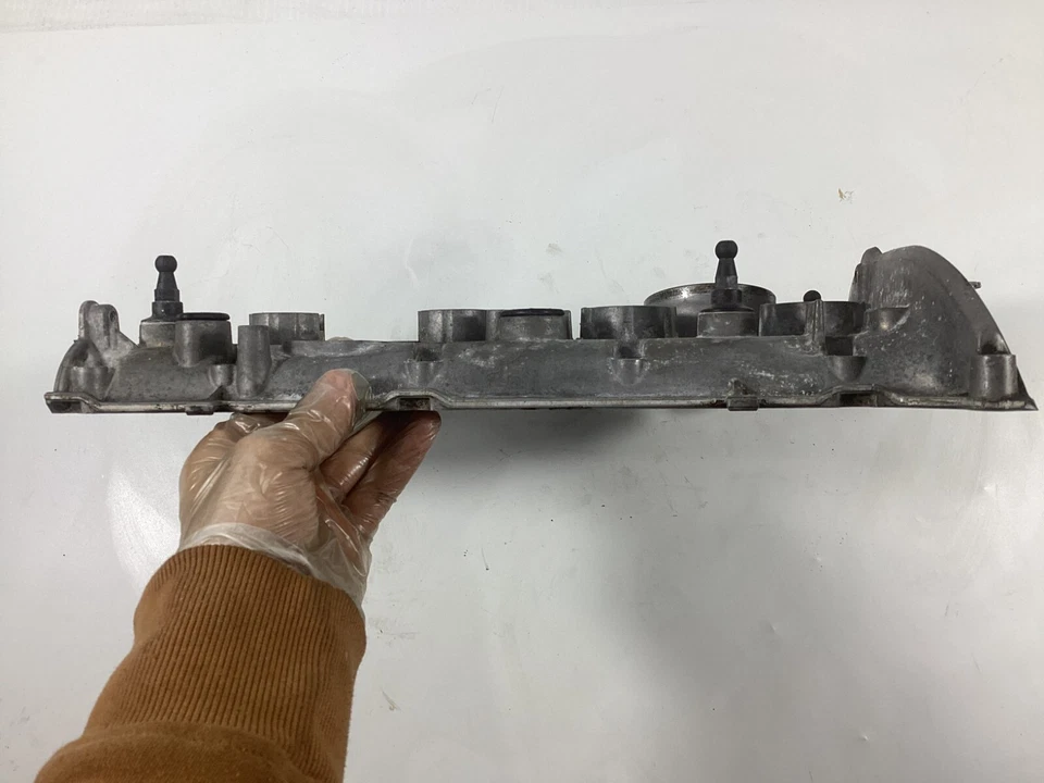 Tapa de cubierta de válvula de cilindro de motor Volkswagen Tiguan 2009-2017 06H103475G OEM. Foto 3 de 4