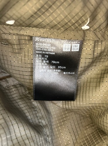 Pantalones Uniqlo Ultra Elásticos Estilo Chino para Hombre 32 x 34 Frente Plano Verde Usado en Excelente Condición - Imagen 2 de 2