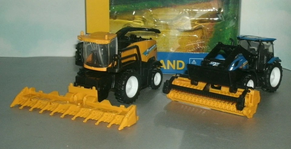 1/62 Scale New Holland FR920 Harvester & T6 Tractor Plastic New-Ray Toy AS-05005 - Image 2 of 4