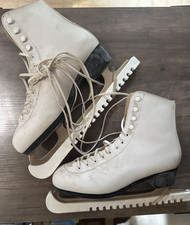 Vintage Women  s White Leather Ice Skates Size 9