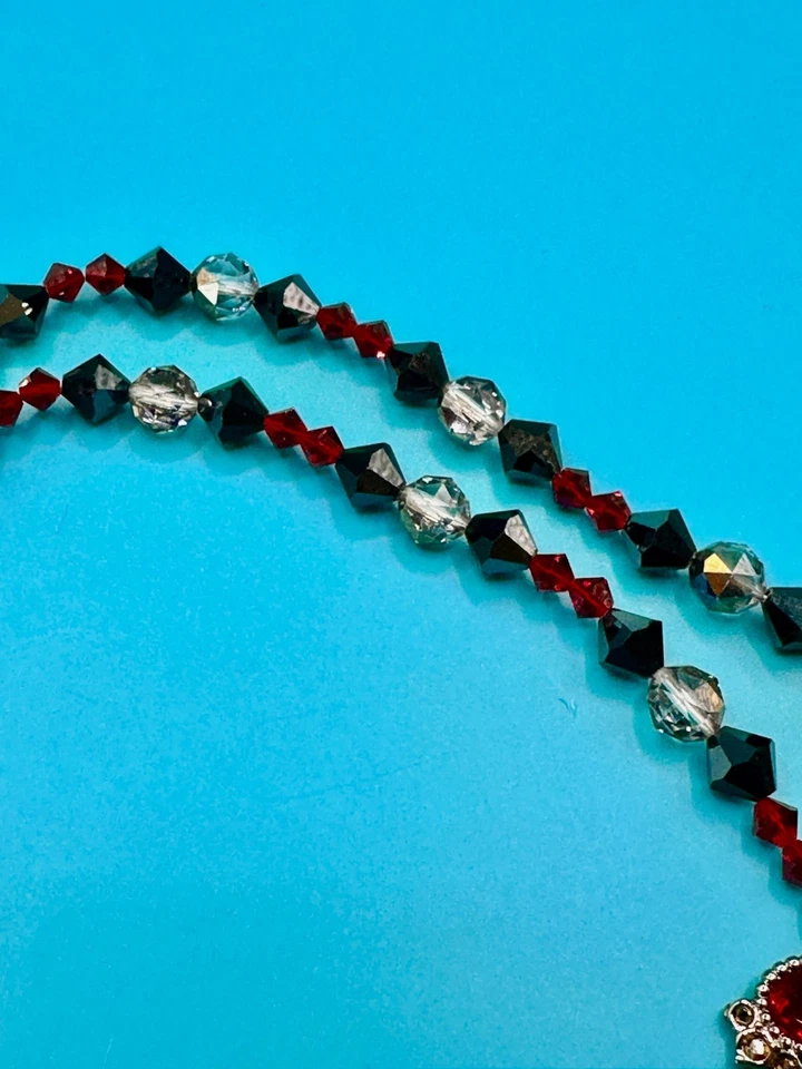 Collar Swarovski Rojo Transparente Negro Cristales Tono Plata Cisne Etiqueta Colgante Firmado Foto 4 de 4