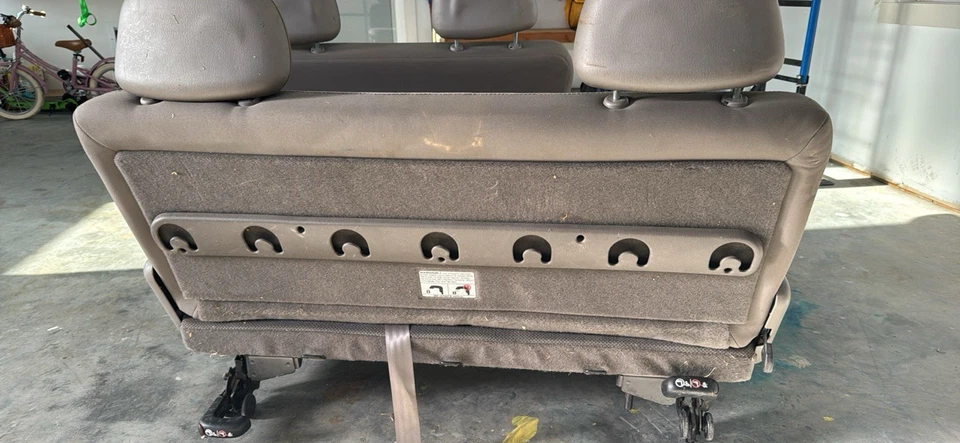 Dodge Grand Caravan 2001 pasajeros segunda y tercera fila asientos. Tela gris. (2001-2007) Foto 4 de 4