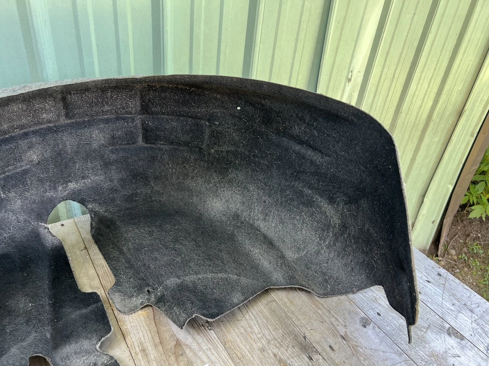 Protector contra salpicaduras trasero derecho Audi A6 2006-2008 OEM. Foto 3 de 4