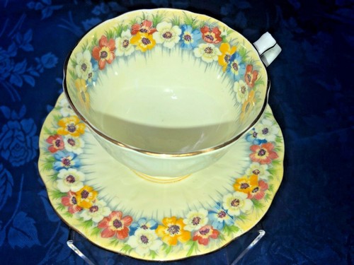 Impresionante juego de tazas y platillos festoneados amarillos Aynsley  - Imagen 1 de 5