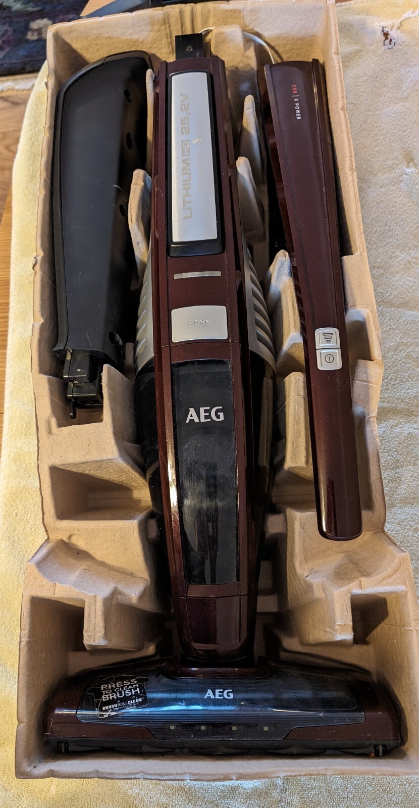 AEG CX8 cordless vacuum. Used good condition needs battery replacement