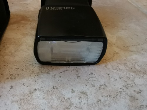 Canon Speedlite 430EX II Shoe Mount Flash - Working With Case - Picture 4 of 4