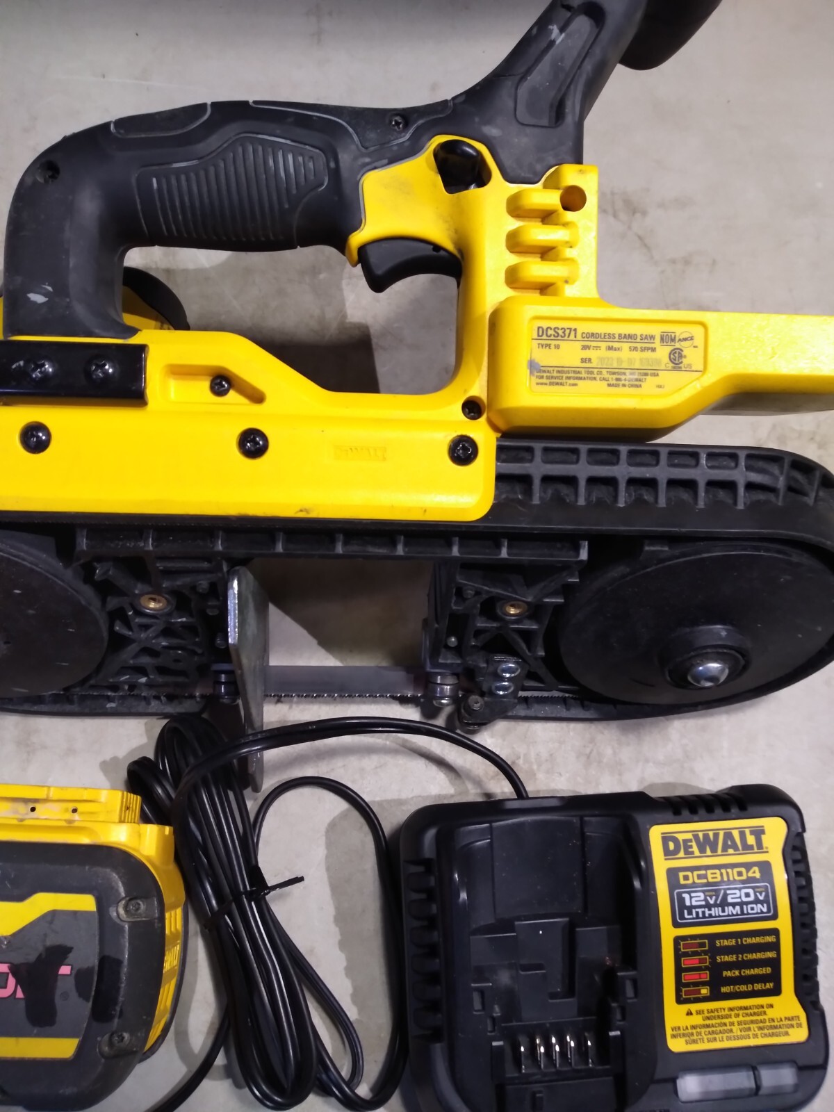 DeWalt 20V MAX 15 in. Cordless LithiumIon Band Saw DCS371B Complete