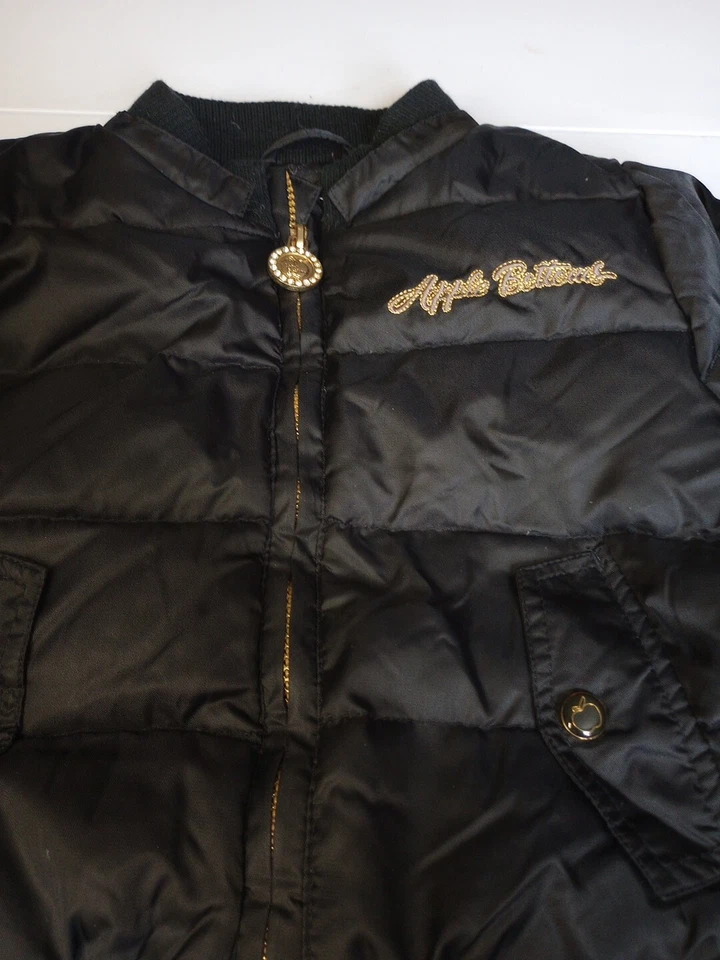 Chaqueta acolchada de plumón negra bordada 6X Apple Bottoms para niñas Foto 2 de 4