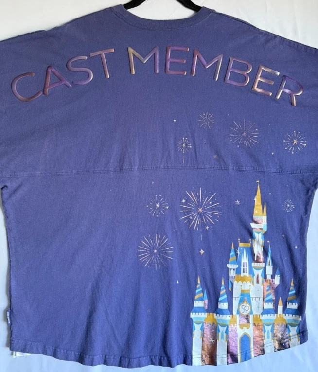 Camiseta Walt Disney World 50th Cast Member Spirit 2XL púrpura castillo de fuegos artificiales Foto 4 de 4