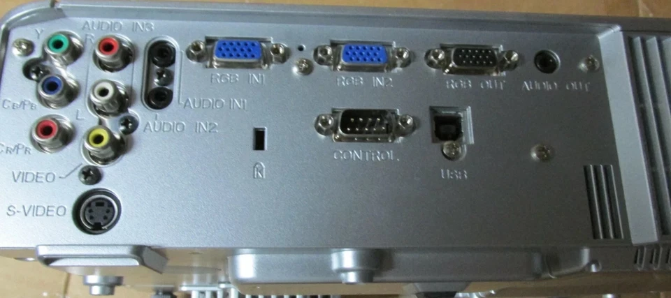 Hitachi CP-X260 Projector Beamer XGA 3LCD 2500 Lumens w/Cord - Image 3 of 4