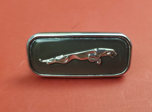 98 99 00 01 02 03 JAGUAR XJ8 / VANDEN PLAS FENDER EMBLEM ONE TAB BROKEN K29
