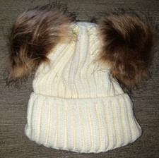 baby girls NEW IVORY WHITE KNIT BEANIE LARGE FAUX FUR 2 POMPOMS NEW NIP 0-12 mon