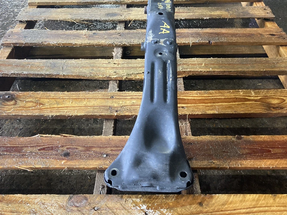 Suspensión trasera Corolla Prizm 1993-2002 travesaño subchasis base Foto 2 de 4