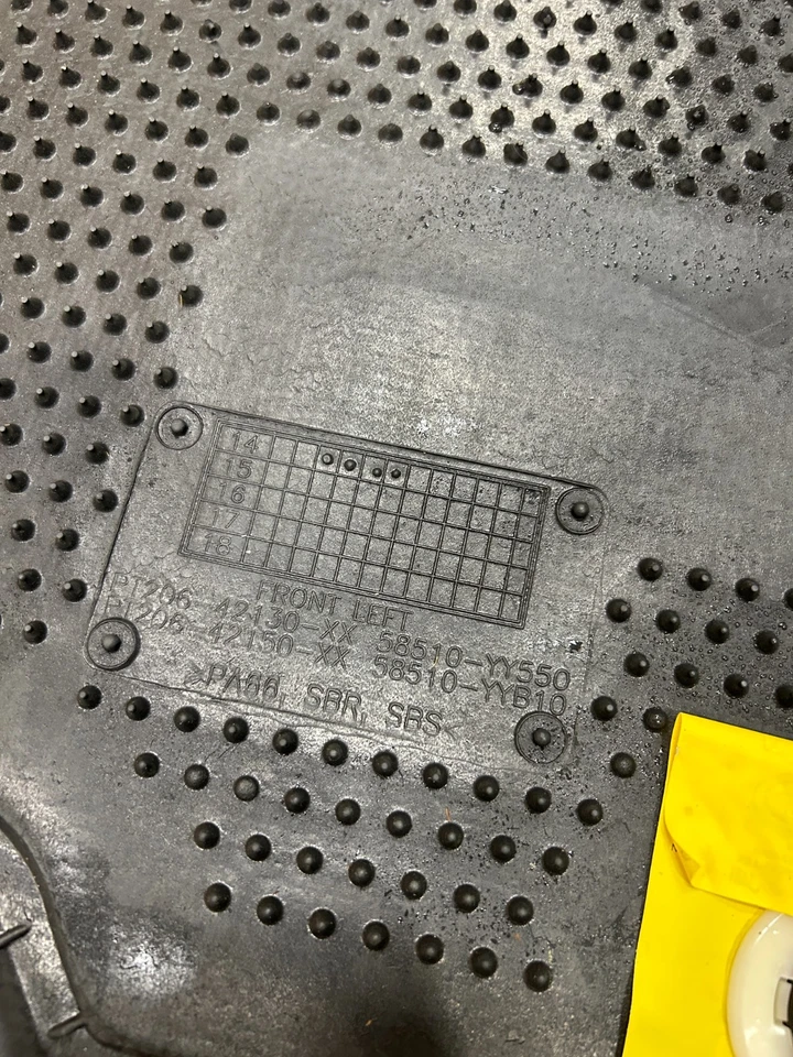 Juego de alfombrillas alfombrillas negras delanteras y traseras originales OEM Toyota RAV4 2013-2018 Foto 4 de 4