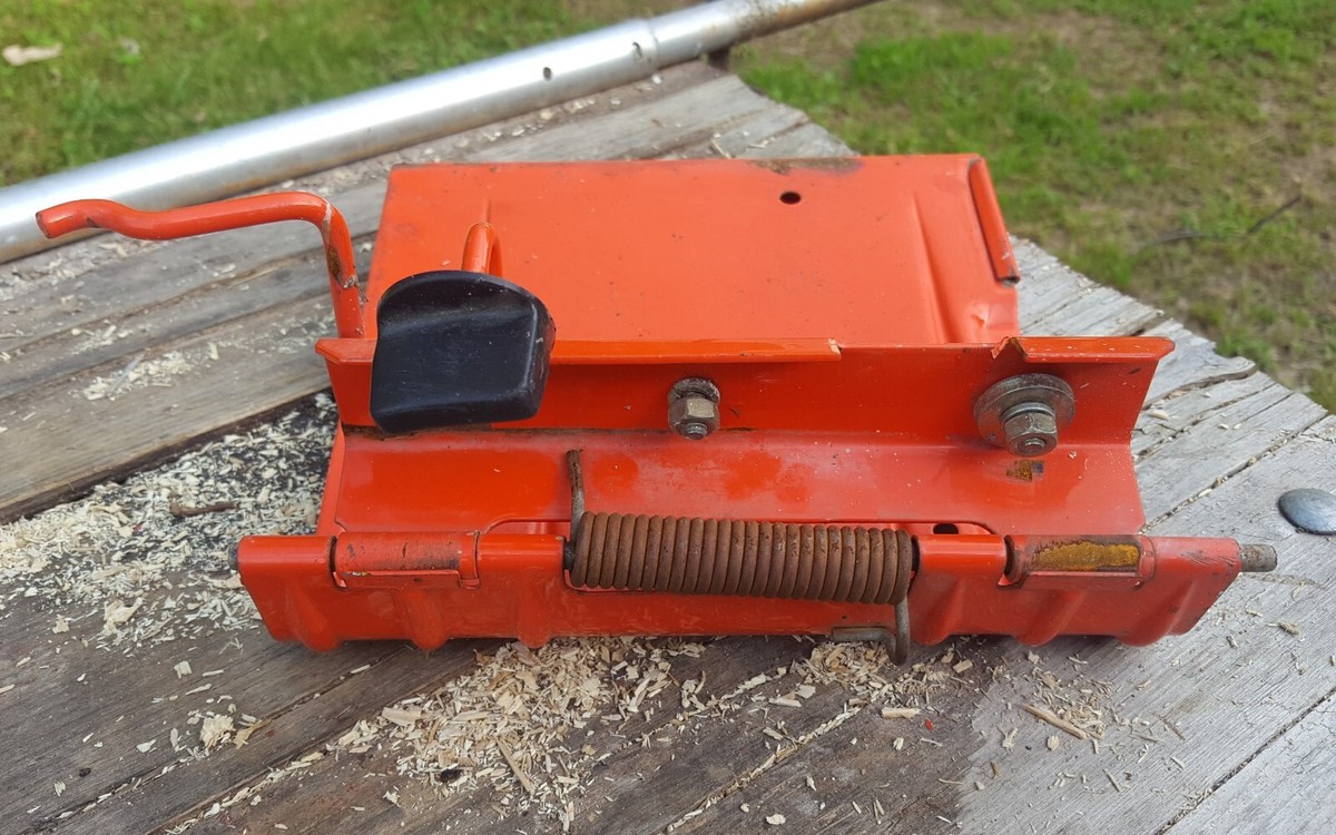 Barriere Di Plastica Bianca E Rossa Mobile E Cartelli Stradali Giacciono Sull'erba Fotografia - Foto 11