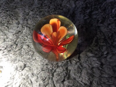 Vintage kleiner Glas Briefbeschwerer orange Blume 45 mm Durchmesser