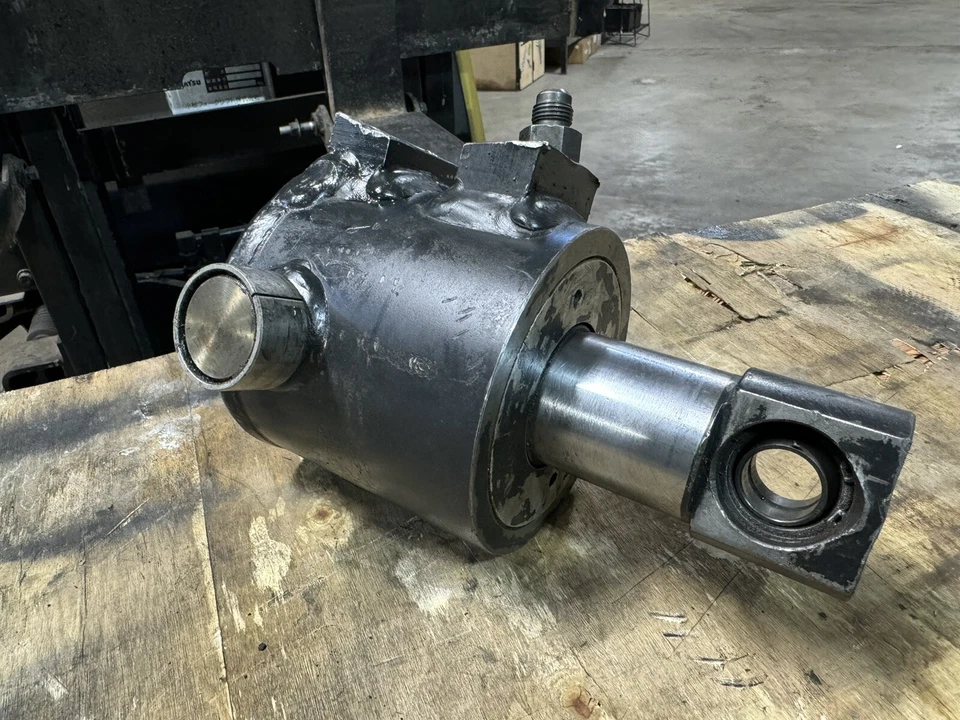 CROWN FORKLIFT TILT CYLINDER ASSY. (123399-001) READ DESCRIPTION!!! USED - Image 2 of 4