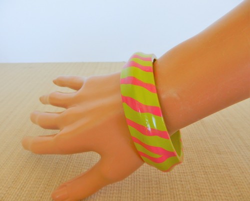 Fun vintage totally 80's lime green & neon pink striped wooden bangle bracelet - Picture 7 of 9